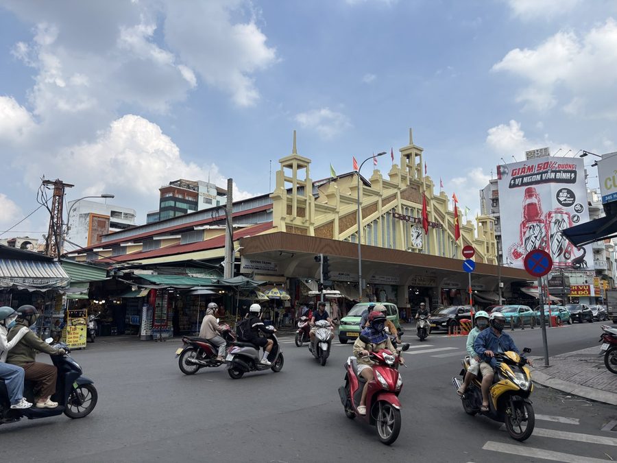 タンディン市場の店内・商品（ホーチミン）