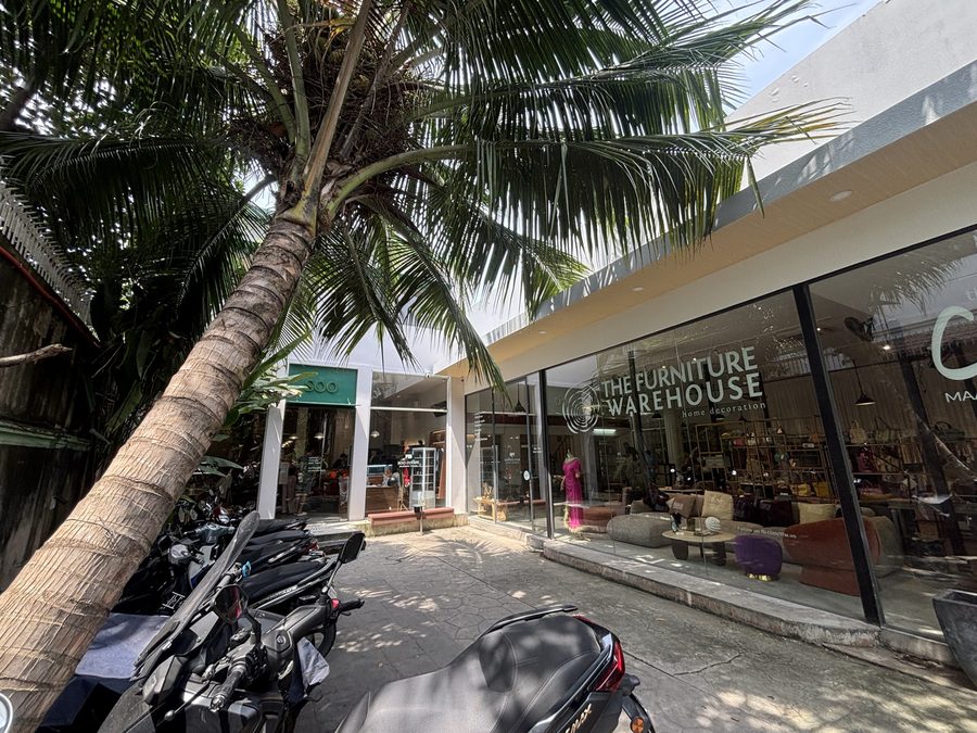 The Furniture Warehouseの店内・商品（ホーチミン）