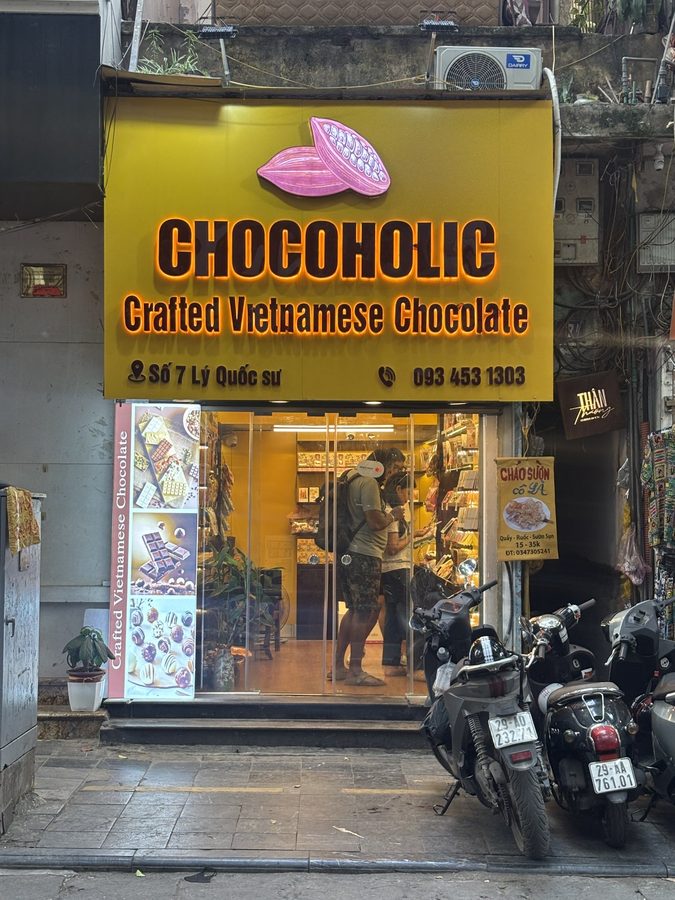 CHOCOHOLICの店の外観と看板（ハノイ）