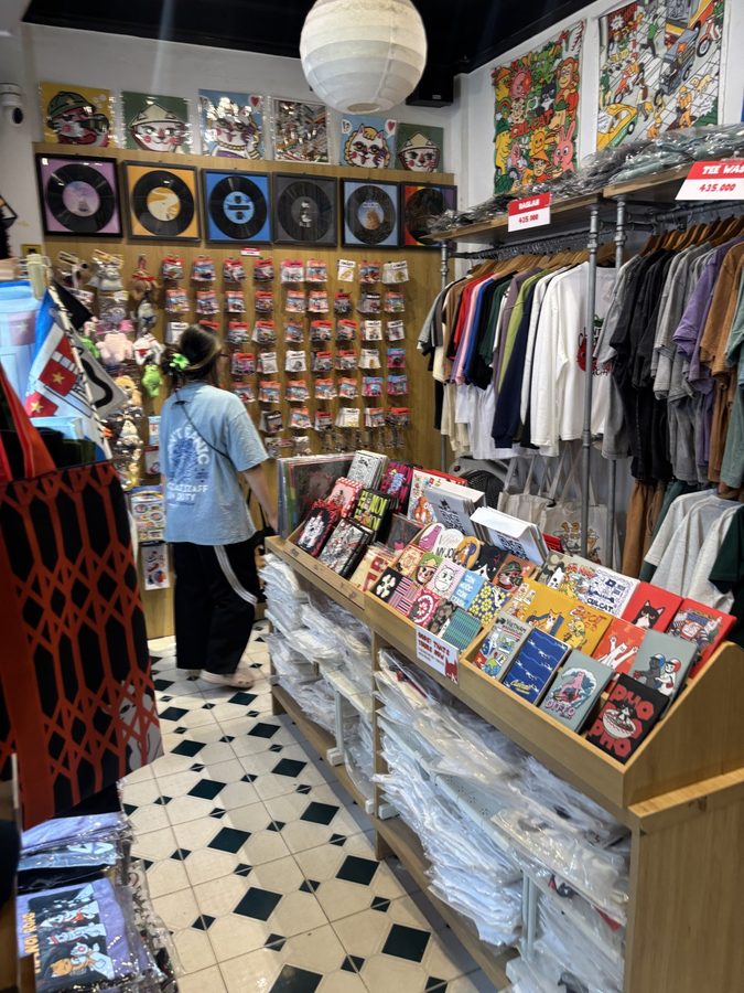 CULCAT（Đinh Liệt）のポストカードとTシャツの店内（ハノイ）
