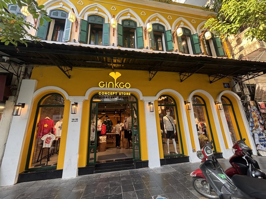 GINKGO Concept Store（Nhà Thờ）の黄色い建物の店の外観（ハノイ）