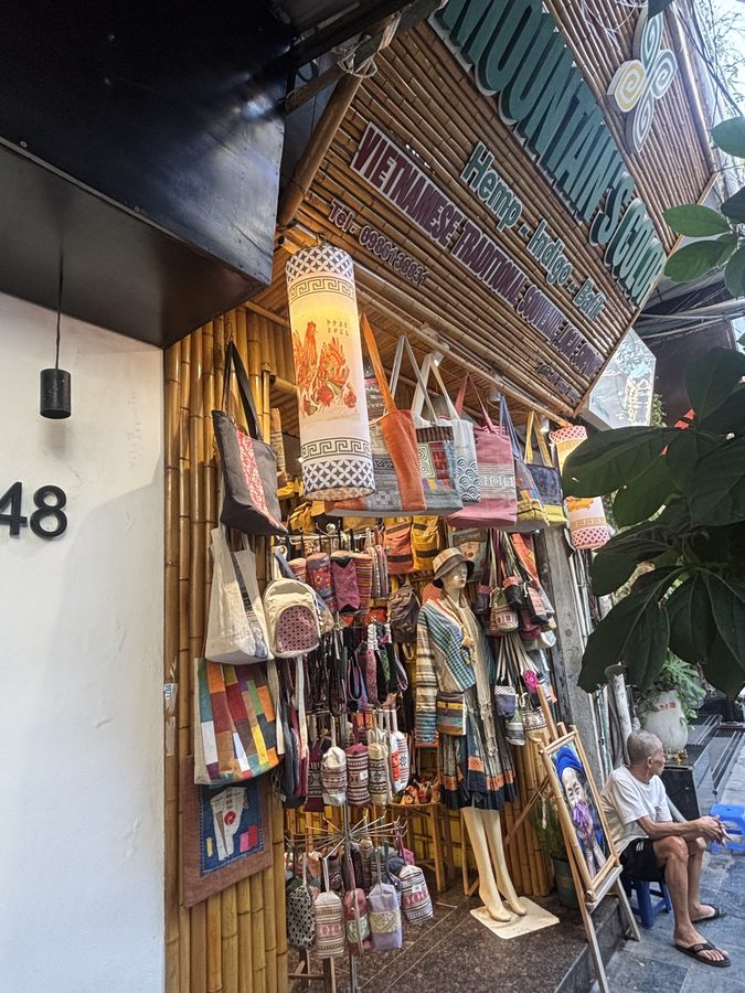 Mountain's Color 2の店内・商品（ハノイ）