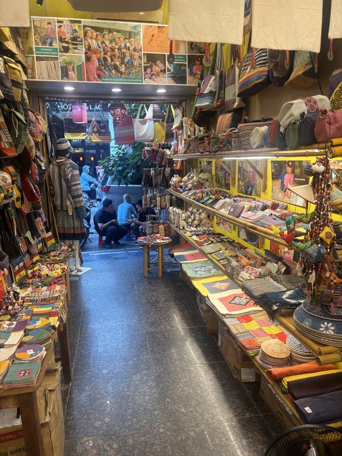 Mountain's Color 2の店内・商品(ハノイ)