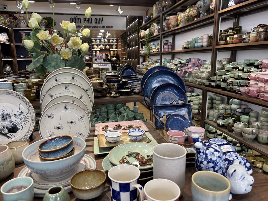 Gốm Phú Quýの店内・商品（ハノイ）