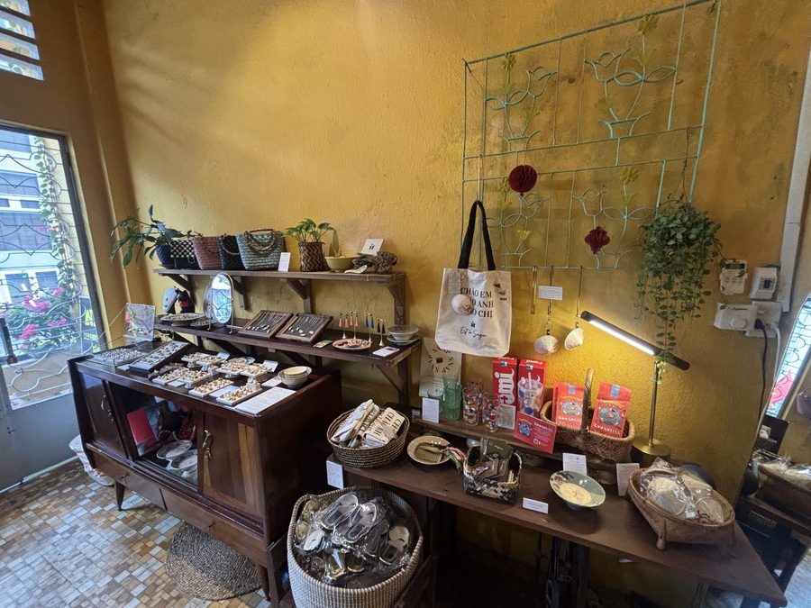 ít ít Việt Nam Bến Thành(it it Vietnam)の店内・商品