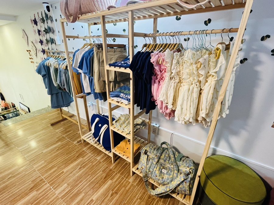 Louh X Alouaneの子ども服のラック(ホーチミン・タオディエン)