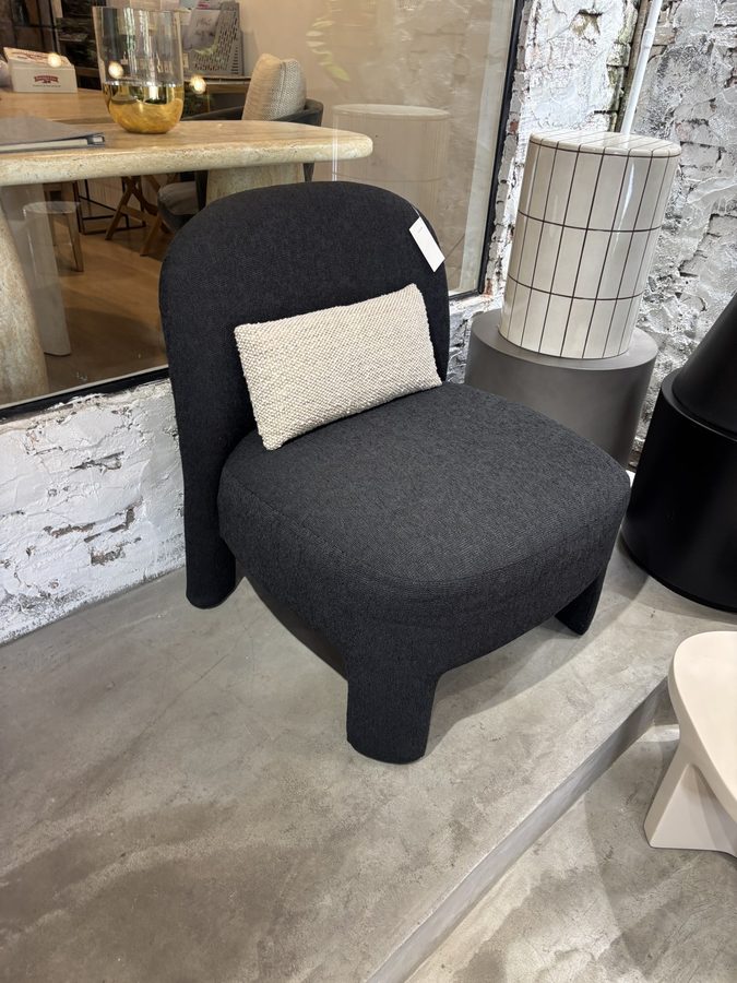 MomentumLiving Furnitureの店内・商品(ホーチミン)